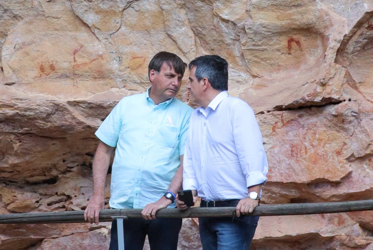 Bolsonaro e Ciro Nogueira numa conversa reservada na Serra da Capivara